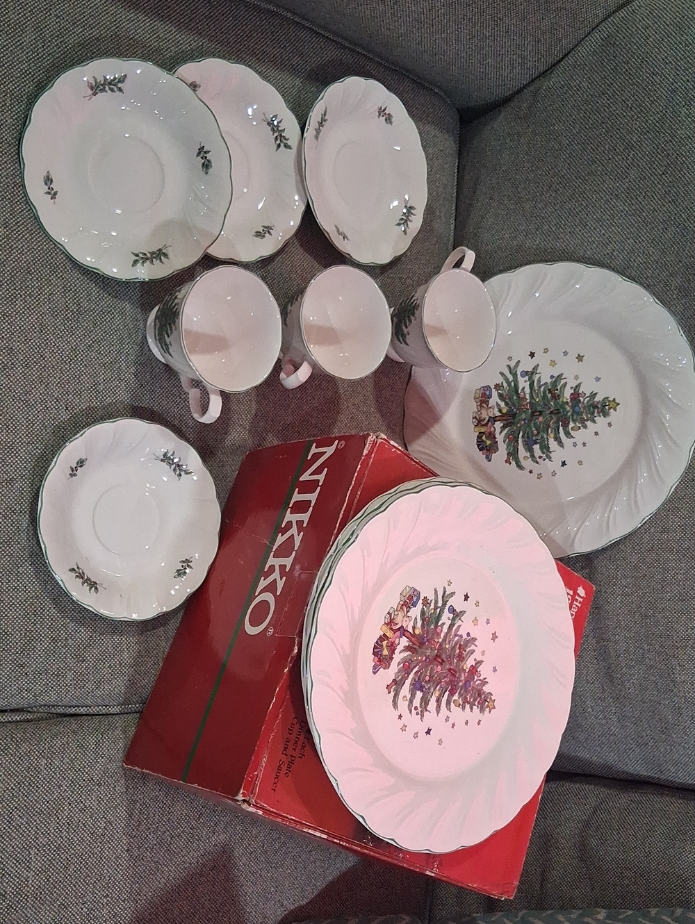Nikko White Christmas Tree Porcelain Dinnerware Set - 11 Pieces